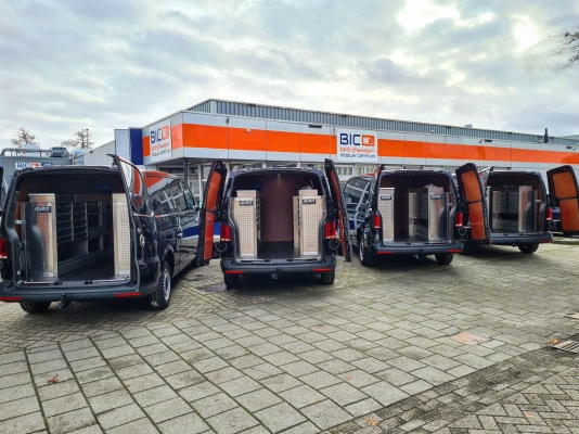 DE COMPLETE BEDRIJFSINRICHTING VAN VIER VOLKSWAGEN TRANSPORTERS